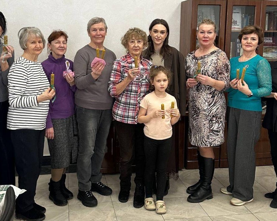 Тепло свечей к 8 Марта: душевный мастер-класс в Центре общения старшего поколения