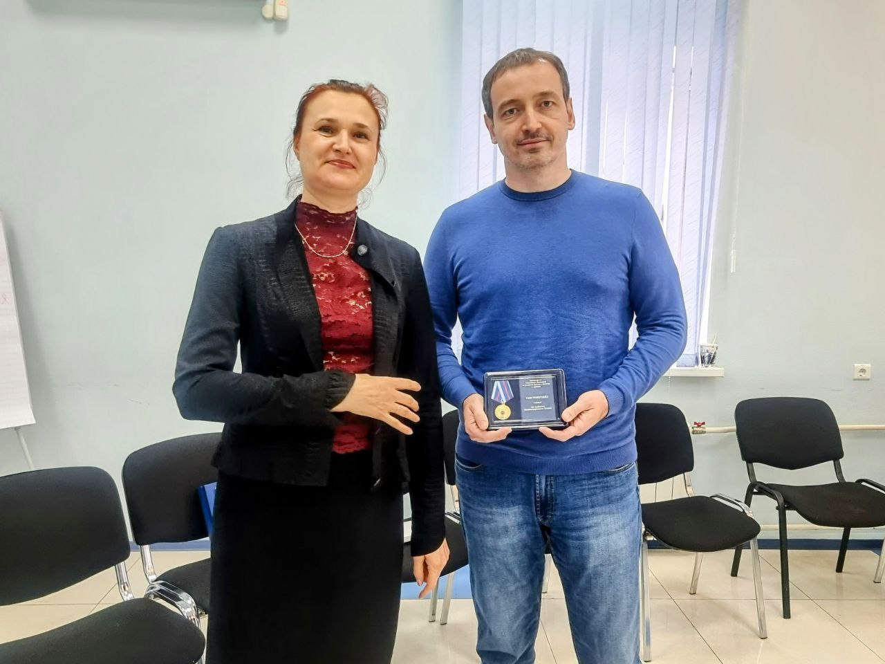 Памятную медаль от Министерства по развитию Дальнего Востока и Арктики получил Денис Грось
