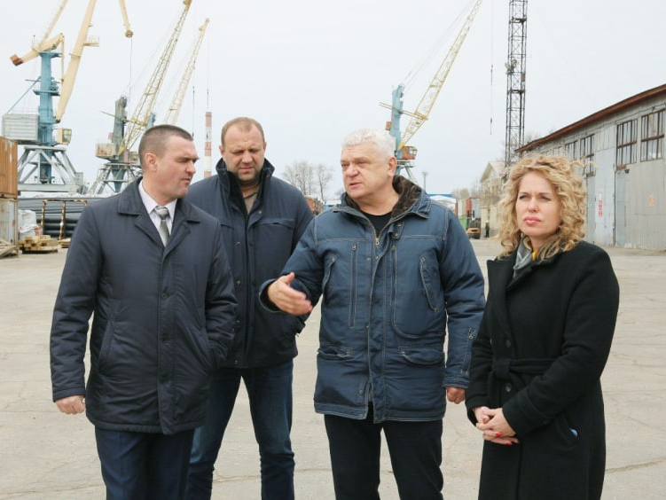 Максим Кузема провел встречу с руководством хабаровского речного торгового порта